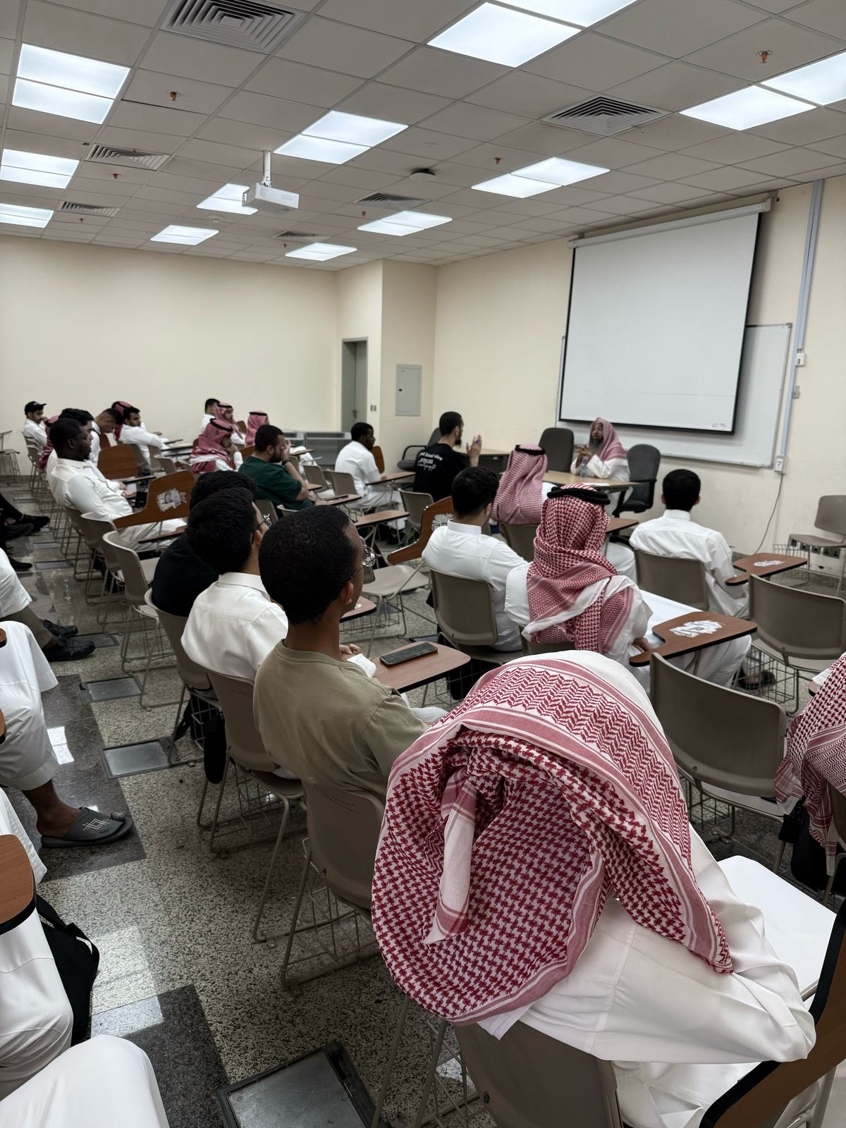 تنفيذ لقاء أكاديمي لطلاب كلية الحاسب بالتعاون مع وحدة التوعية الفكرية يوم الثلاثاء 10-10-1446